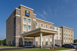 Un hôtel Comfort Inn & Suites au design moderne, doté d’une entrée abritée et de nombreuses fenêtres.