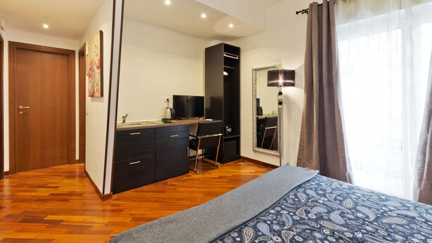 Habitación triple Confort, cocina básica | Sábanas italianas Frette y ropa de cama de alta calidad
