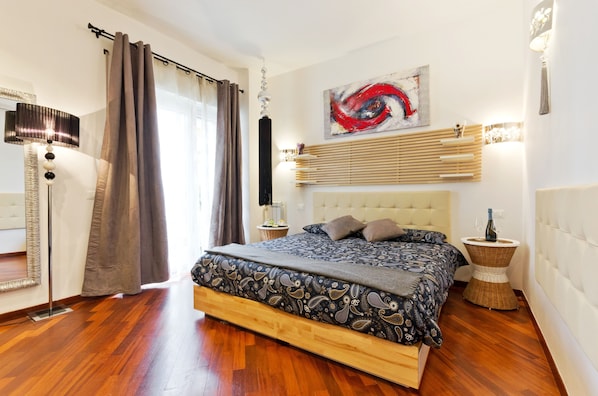 Habitación triple Confort, cocineta | Sábanas italianas Frette, ropa de cama de alta calidad y edredón 