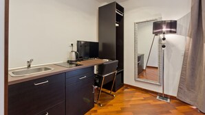 Habitación triple Confort, cocina básica | Servicio de la habitación
