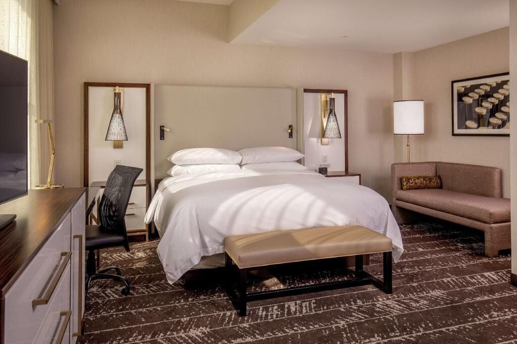 Hypo-allergenic bedding, down duvets, in-room safe, desk