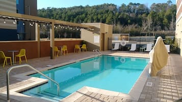 Outdoor pool, open 9:00 AM to 10:00 PM, pool loungers