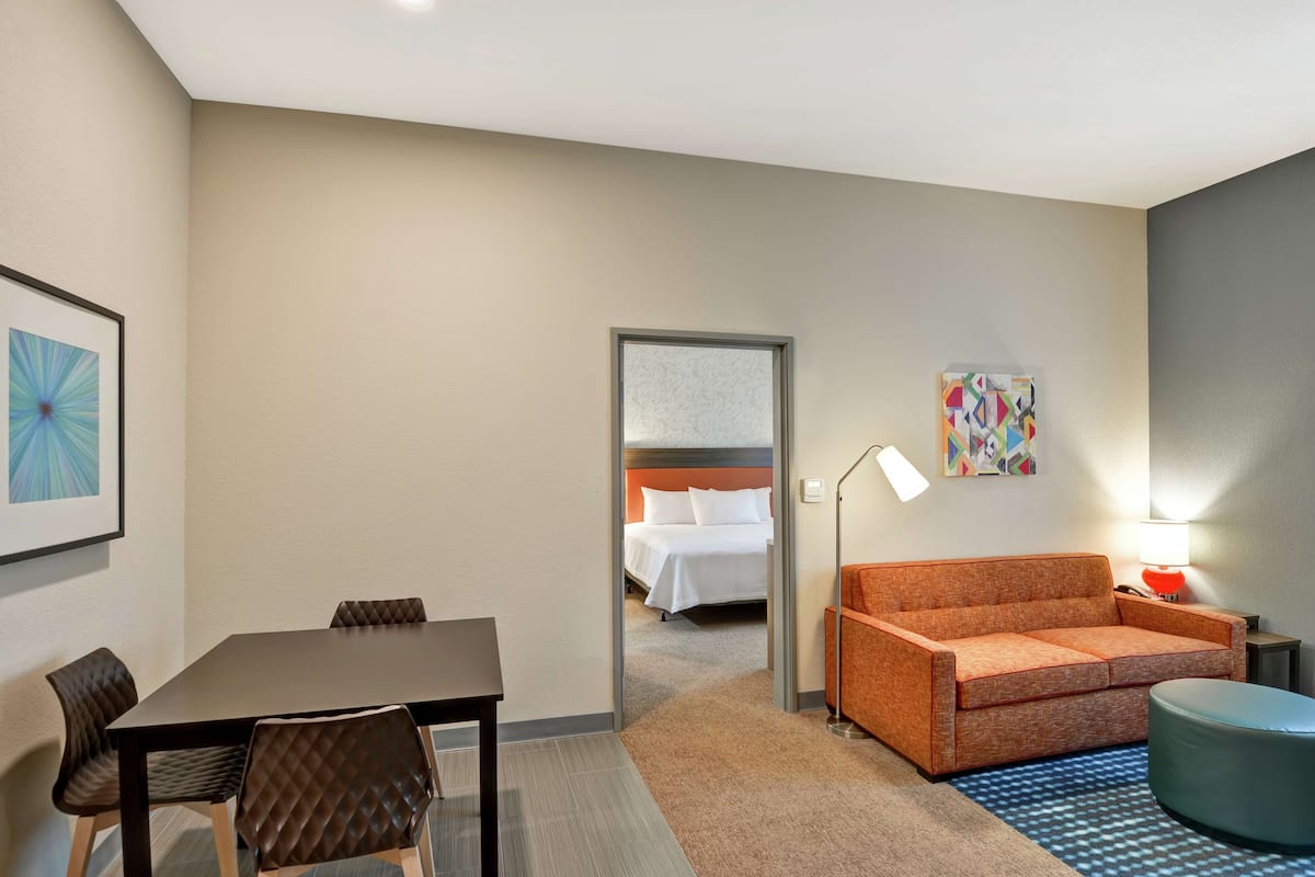 Suite, 1 Tempat Tidur King, akses difabel, bathtub | Area keluarga | Televisi LED 49-cm dengan saluran TV premium dan TV