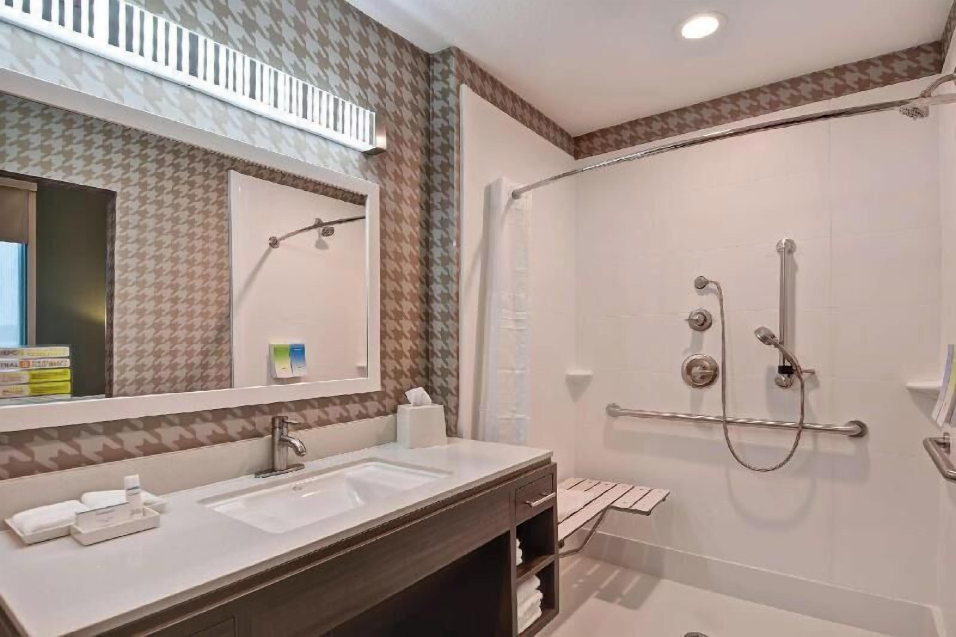 Bathroom | Free toiletries, hair dryer, towels, soap