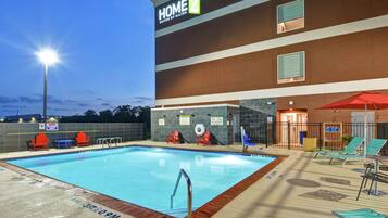 Outdoor pool, open 10 AM to 10 PM, pool loungers