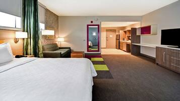 Studio, 1 Queen Bed, Bathtub | In-room safe, blackout drapes, free cribs/infant beds, free WiFi