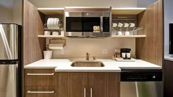 Full-sized fridge, microwave, dishwasher, coffee/tea maker