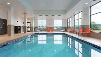 Piscine couverte, chaises longues