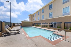 Seasonal outdoor pool - Quality Inn & Suites Carlsbad Caverns Area (Carlsbad)