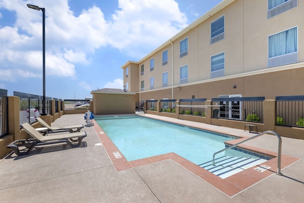 Piscine extérieure (ouverte en saison)