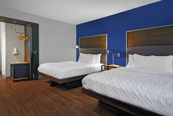 Schreibtisch, Verdunkelungsvorhänge, Bügeleisen/Bügelbrett