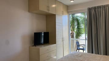 Hypo-allergenic bedding, free WiFi, bed sheets
