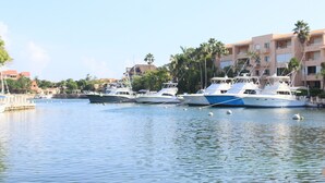 A marina with several yachts docked. - Estudio cerca del mar, en Puerto Aventuras 201 (Puerto Aventuras)