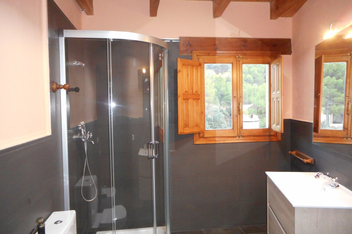 Single Room, Courtyard View | Bathroom | Shower, towels