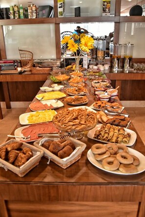 Una mesa de buffet con diferentes opciones de comida y una estación de café.