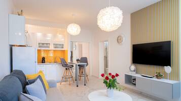 Private Pool in the City Centre | Area keluarga | Televisi layar datar 100-cm dengan saluran TV digital, TV, dan Netflix