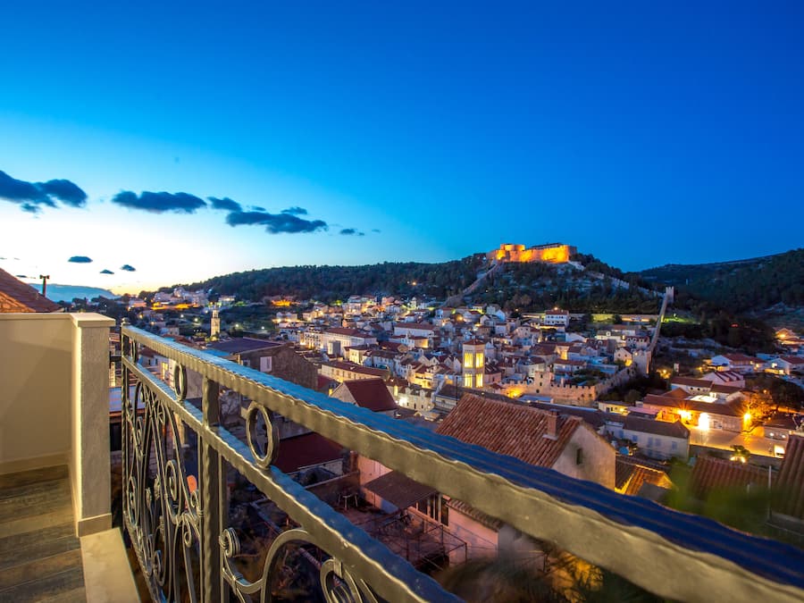 Balcony Apartment with amazing view on fortress (no swimming pool) | Spiseområde på rommet
