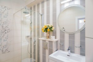 Private Pool in the City Centre | Baño | Regadera, secadora de cabello, toallas 