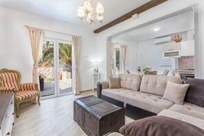 Private Pool in the City Centre | Woonruimte | Een 100-cm flatscreentelevisie met digitale zenders en een televisie