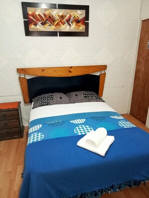 Basic dubbelrum - privat badrum | Duntäcken, gratis wi-fi och sängkläder