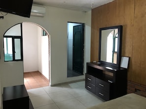 Habitació, 1 llit de matrimoni gran (With A/C) | Wifi gratuïta i roba de llit