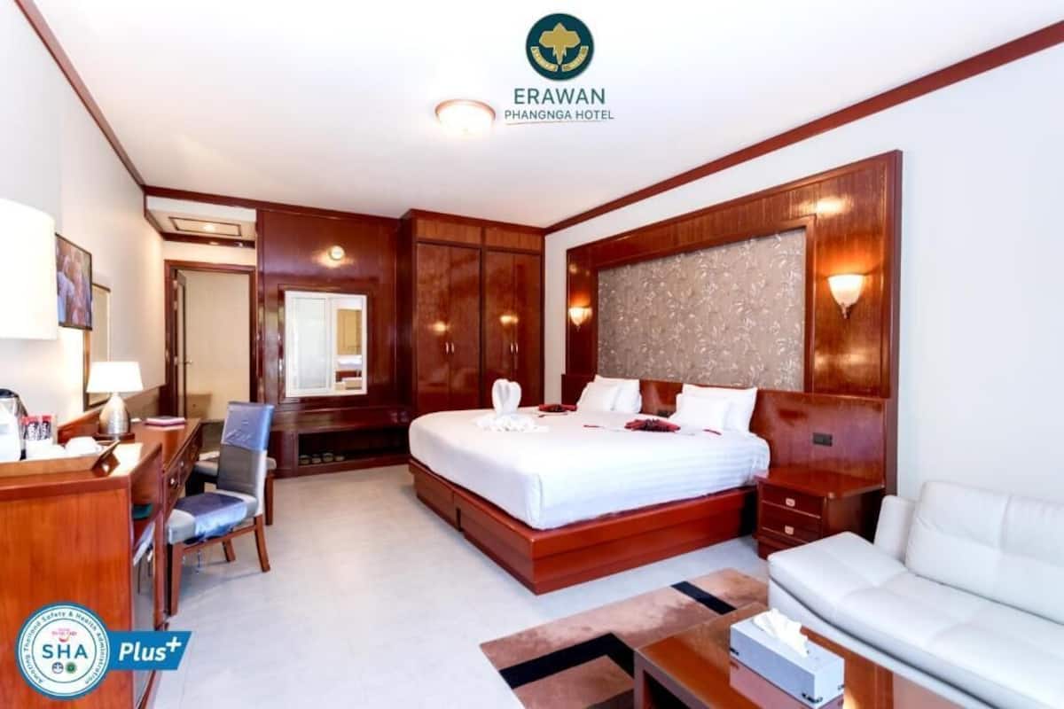 Junior suite Pool front | 1 bedroom, in-room safe, blackout drapes, free WiFi