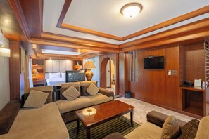 Erawan Suite A | ตู้นิรภัยในห้องพัก, โต๊ะทำงาน, ผ้าม่านกันแสง, Wi-Fi ฟรี