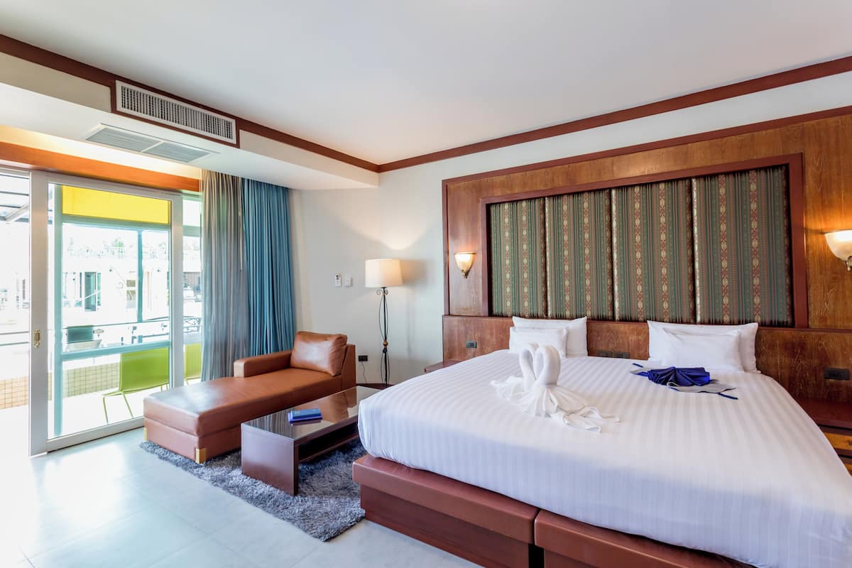 Executive Suite with Pool Front | 1 bedroom, in-room safe, blackout drapes, free WiFi