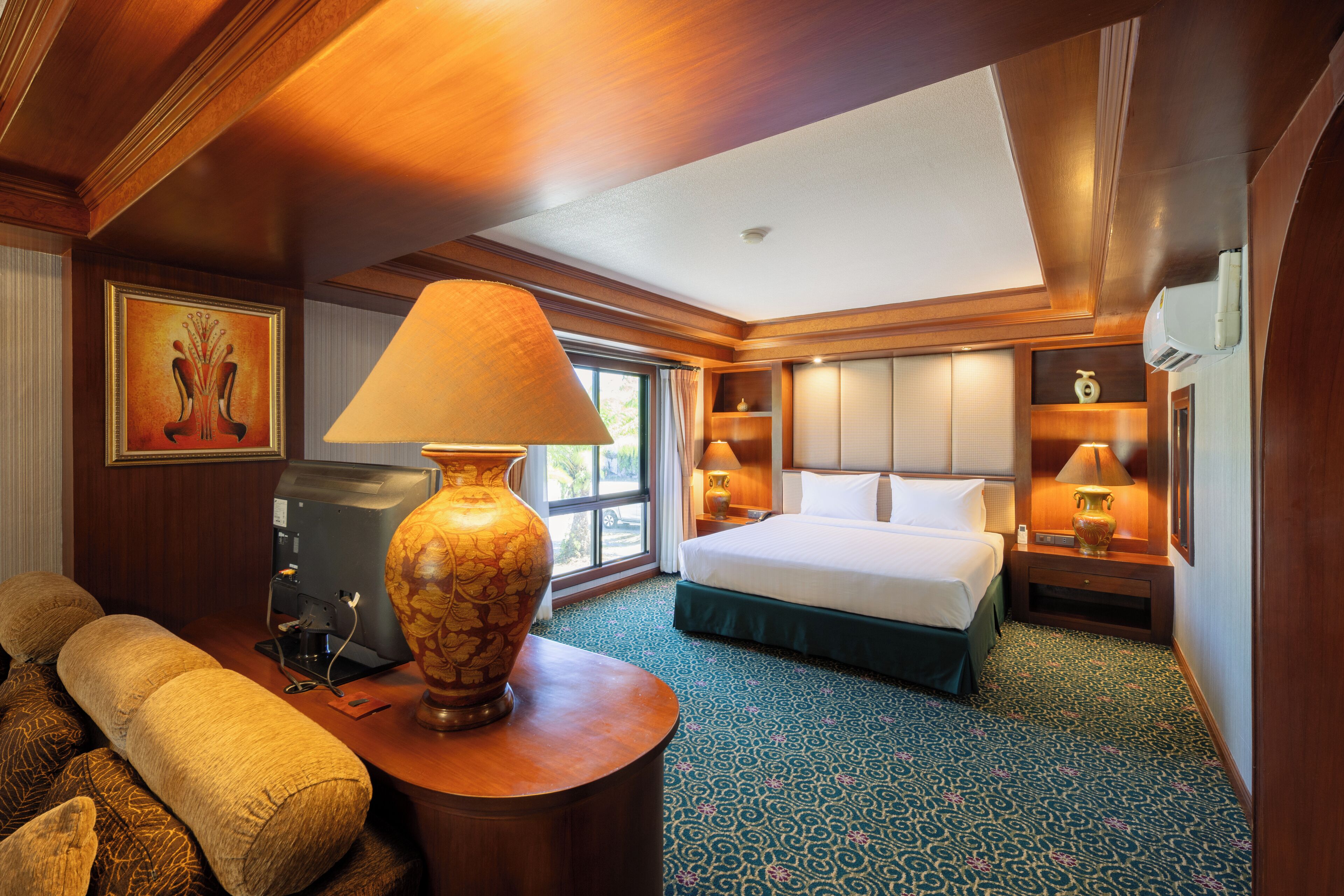 Erawan Suite A | Värdeförvaringsskåp på rummet, skrivbord och mörkläggningsgardiner