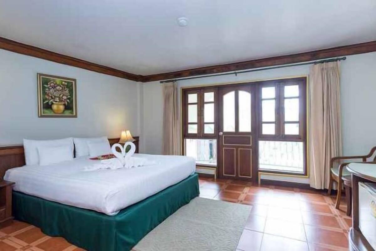 Cofres nos quartos, escrivaninha, cortinas blackout, Wi-Fi de cortesia