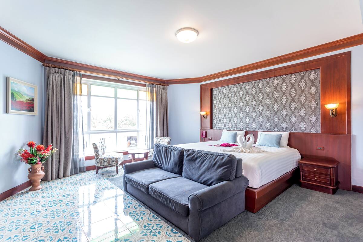 Junior Suite | 1 bedroom, in-room safe, desk, blackout drapes