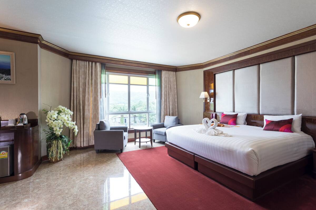 Junior Room | 1 bedroom, in-room safe, desk, blackout drapes