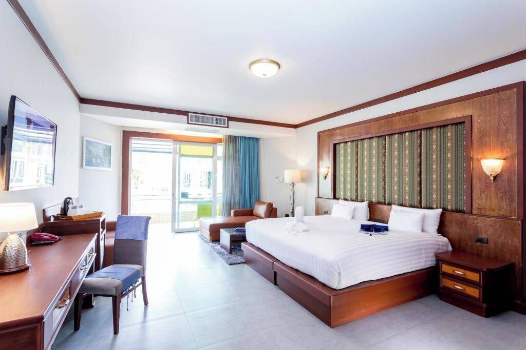 Executive Suite with Pool Front | In-room safe, desk, blackout drapes, free WiFi