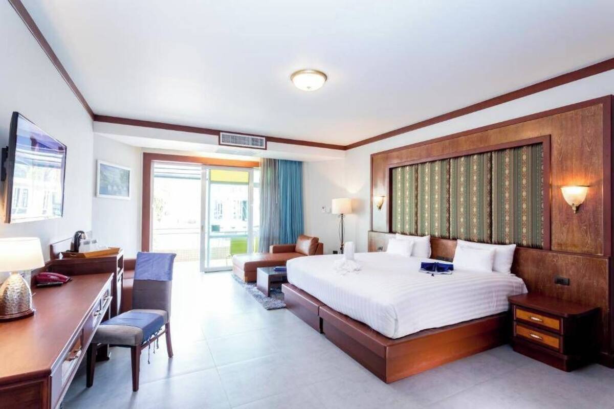 Executive Suite with Pool Front | In-room safe, desk, blackout drapes, free WiFi
