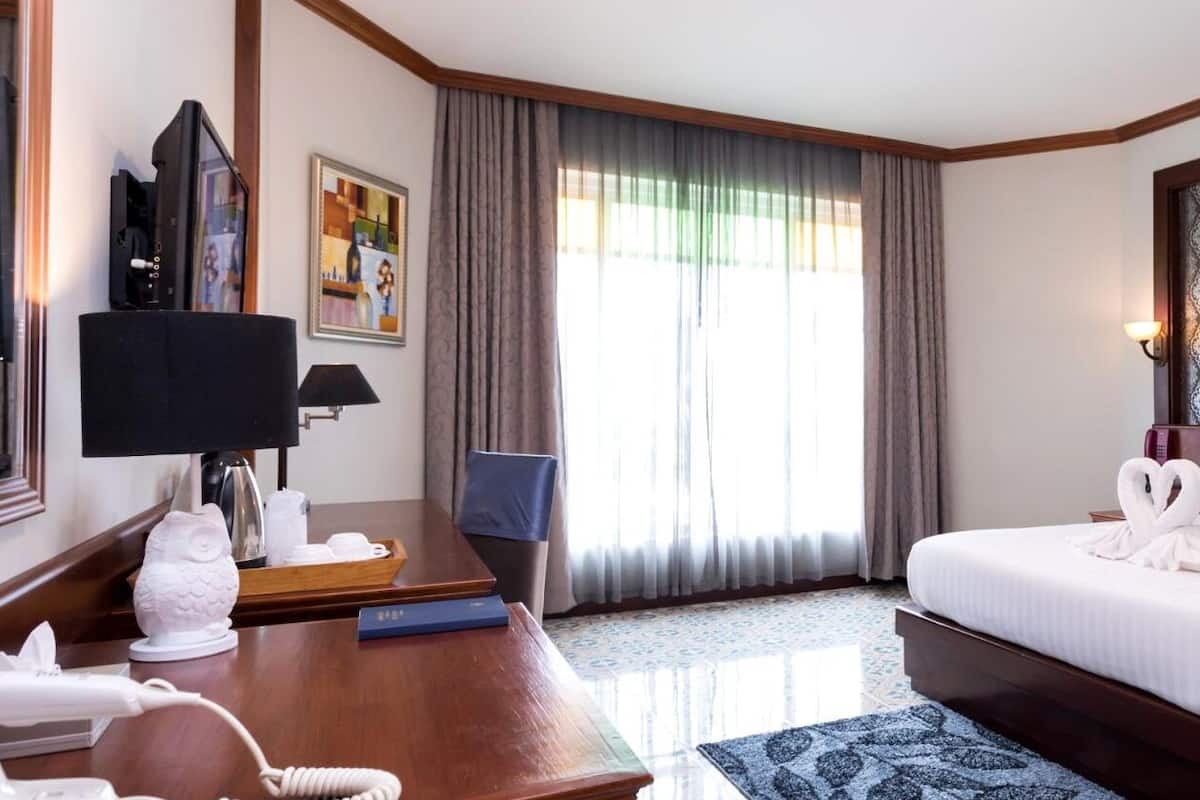 Grand Double Room | 1 bedroom, in-room safe, blackout drapes, free WiFi