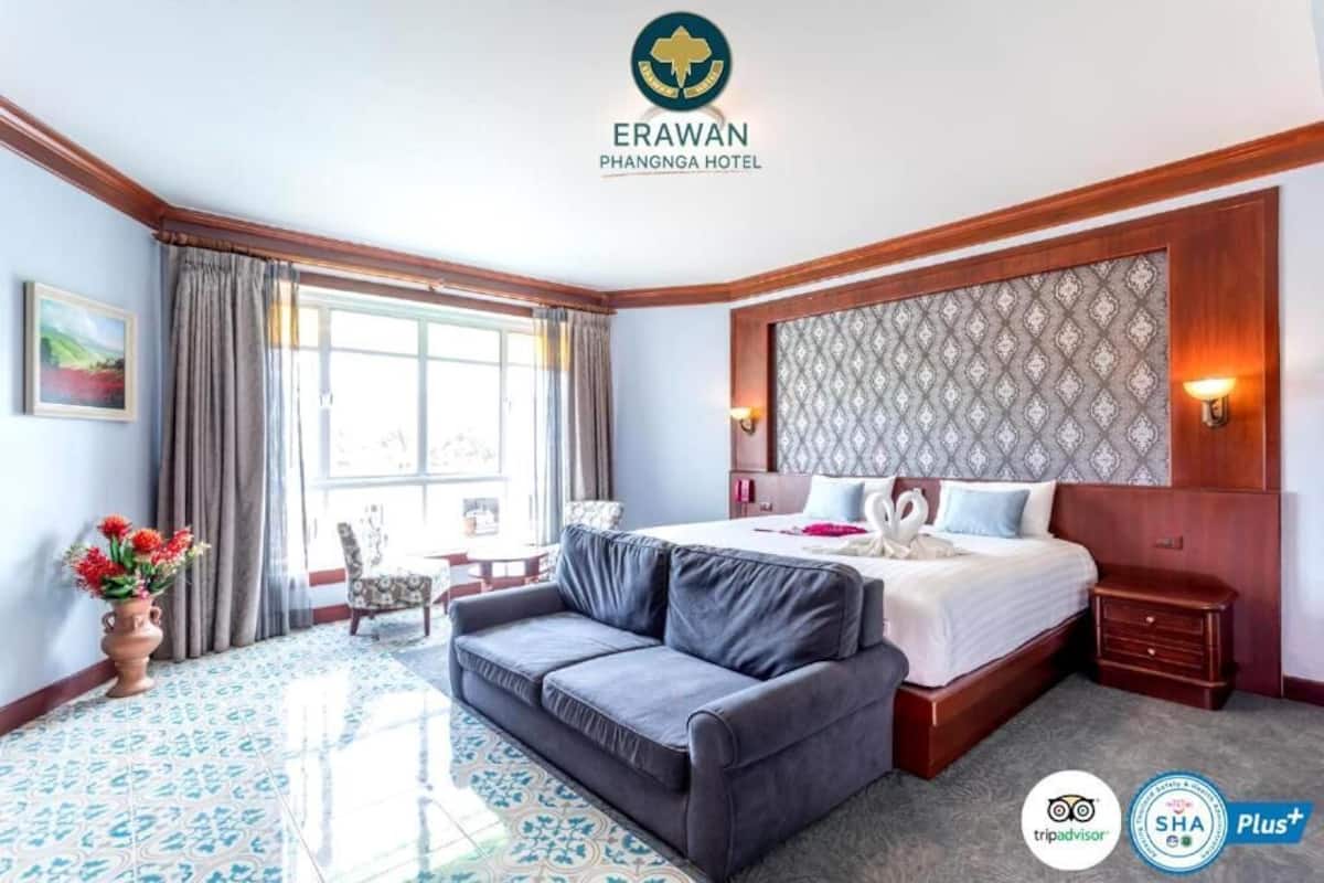 Junior Suite | 1 bedroom, in-room safe, blackout drapes, free WiFi