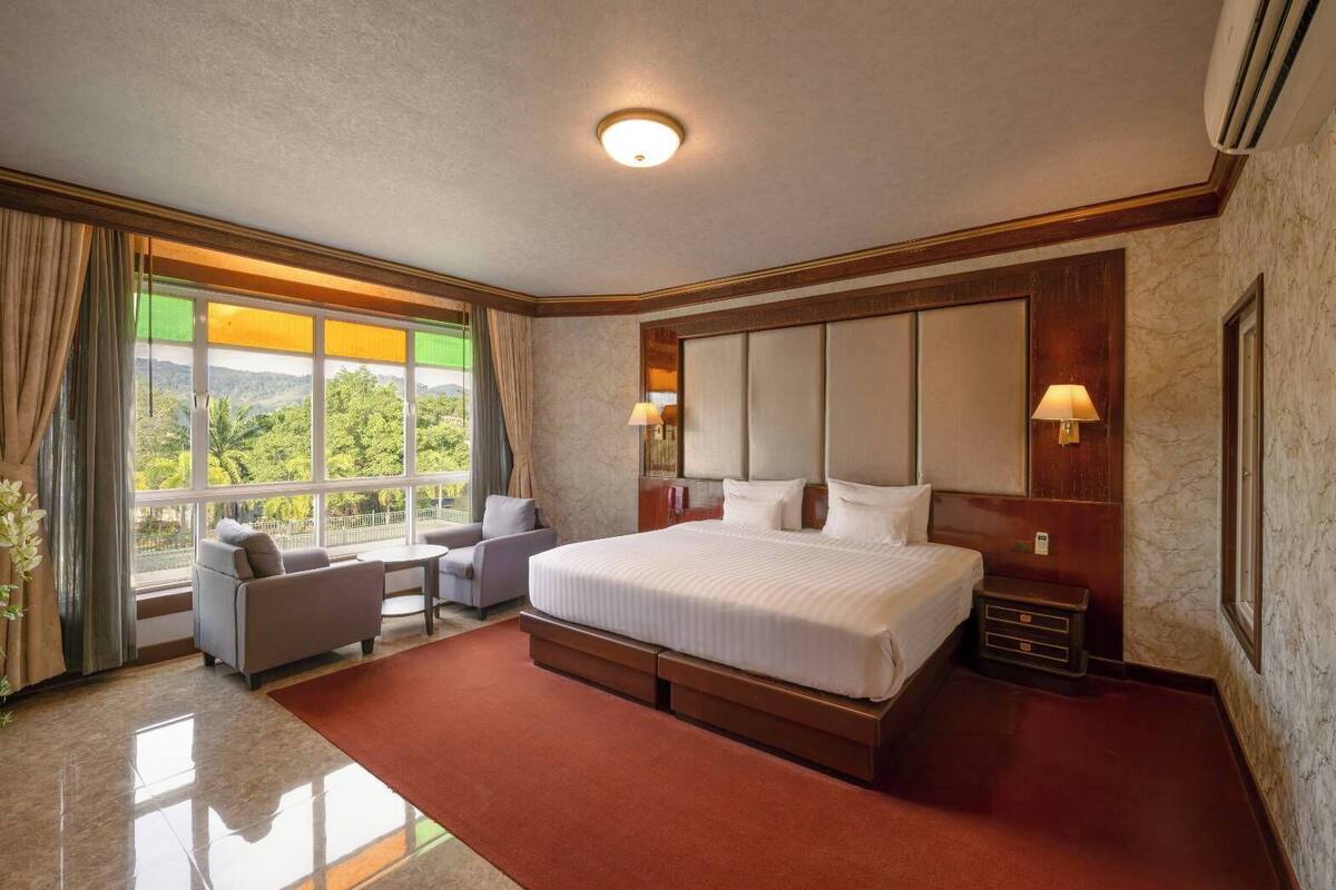 Junior Room | In-room safe, desk, blackout drapes, free WiFi