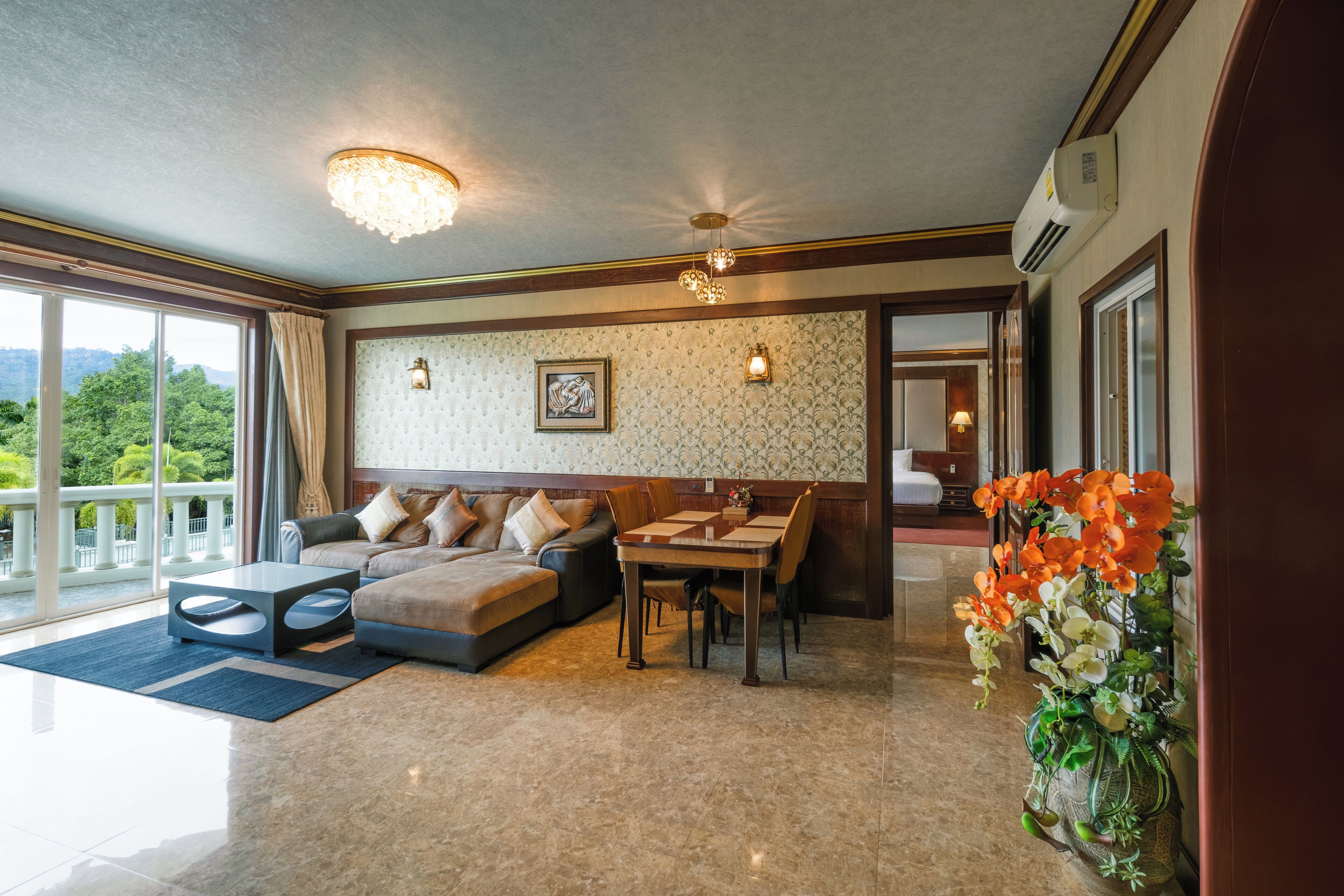 Erawan Suite B | セーフティボックス (室内)、デスク  、遮光カーテン、可動式ベッド