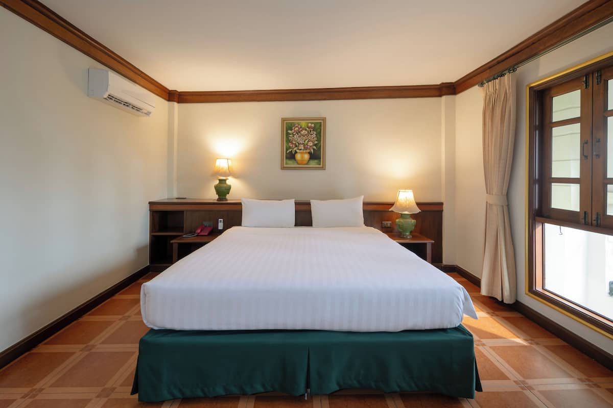 Superior dubbelrum | Värdeförvaringsskåp på rummet, skrivbord och mörkläggningsgardiner