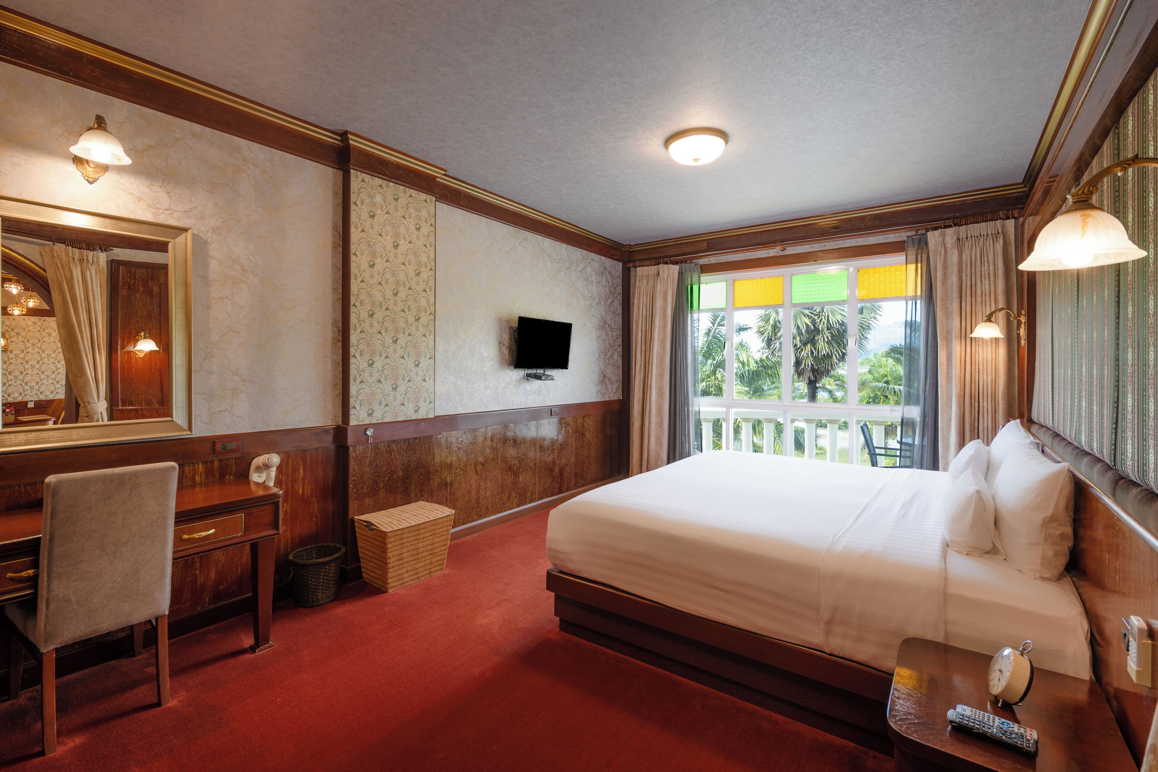 Erawan Suite B | Värdeförvaringsskåp på rummet, skrivbord och mörkläggningsgardiner