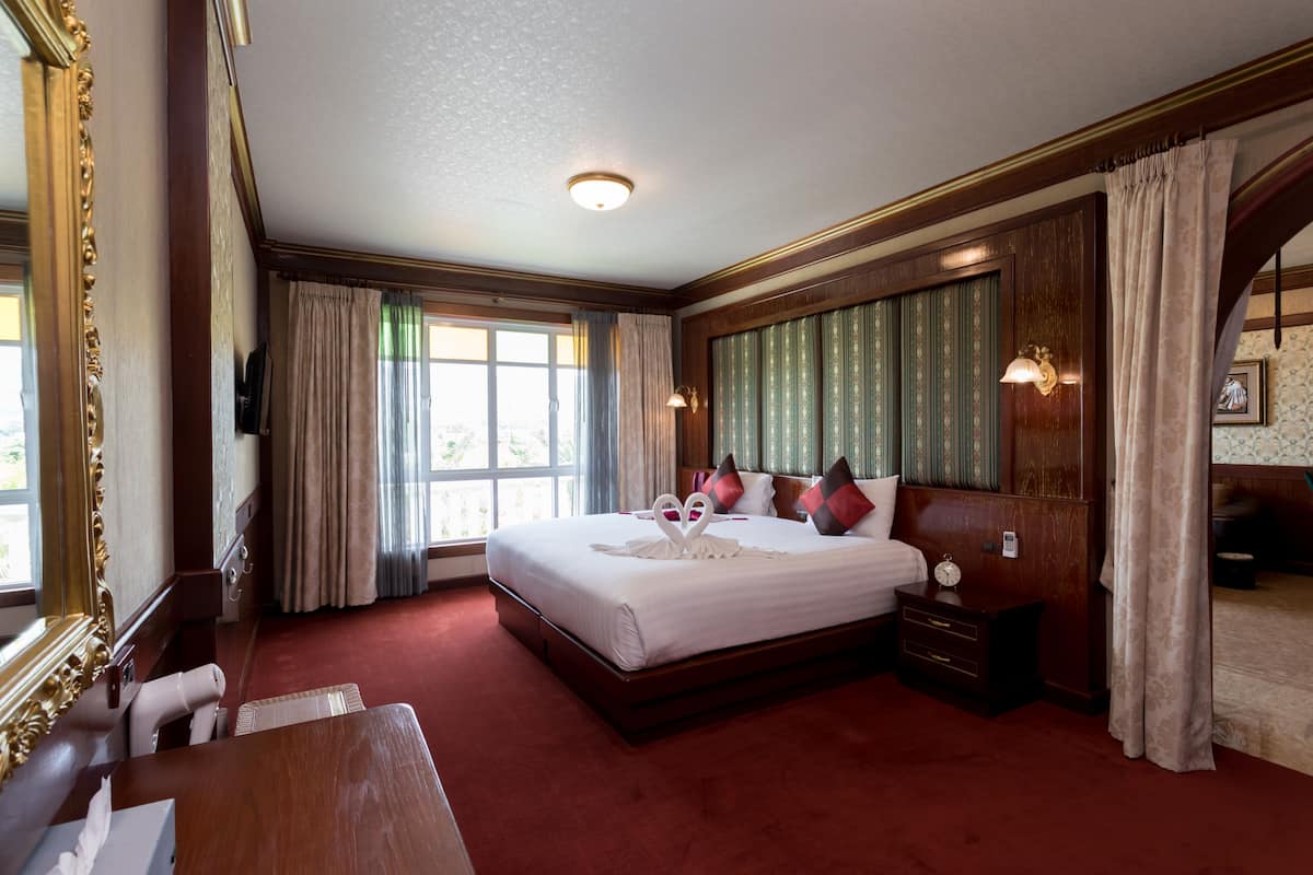 Erawan Suite B | 1 slaapkamer, een kluis op de kamer, een bureau