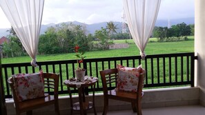 Doppelzimmer, 1 King-Bett, Nichtraucher, Bergblick | Blick vom Balkon