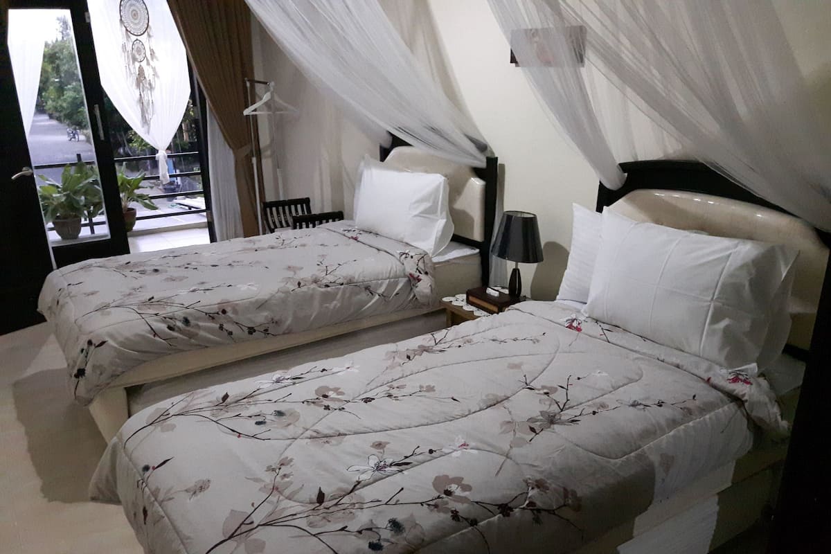 Chambre avec lits jumeaux, 2 lits une place, non-fumeurs, vue ville | Ameublement personnalisé, lits pliants/supplémentaires, Wi-Fi gratuit