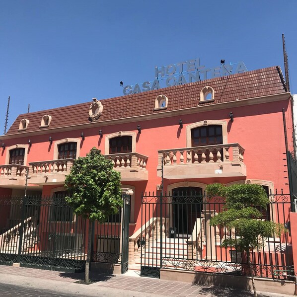 Fachada da propriedade