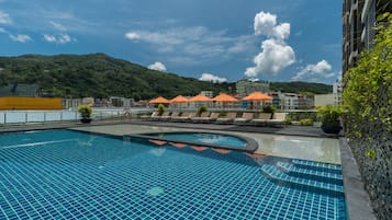 Hồ bơi ngoài trời, ghế dài tắm nắng