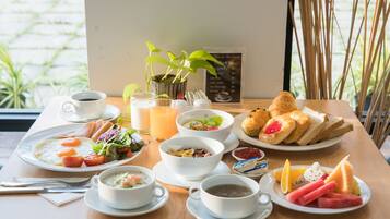 Tägliches Frühstücksbuffet (300 THB pro Person)