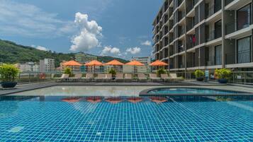 Außenpool, Liegestühle