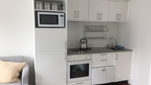 Private kitchen - Waterfront Studio Apartment (Auckland)