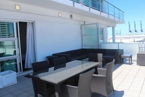 Premium Studio, 1 Queen Bed, Balcony, Harbour View | Terrace/patio - Waterfront Studio Apartment (Auckland)