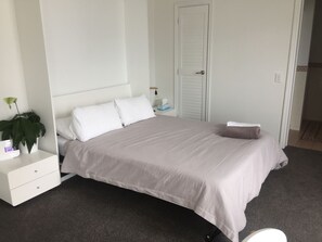 Premium Studio, 1 Queen Bed, Balcony, Harbour View | Iron/ironing board, free WiFi, bed sheets - Waterfront Studio Apartment (Auckland)